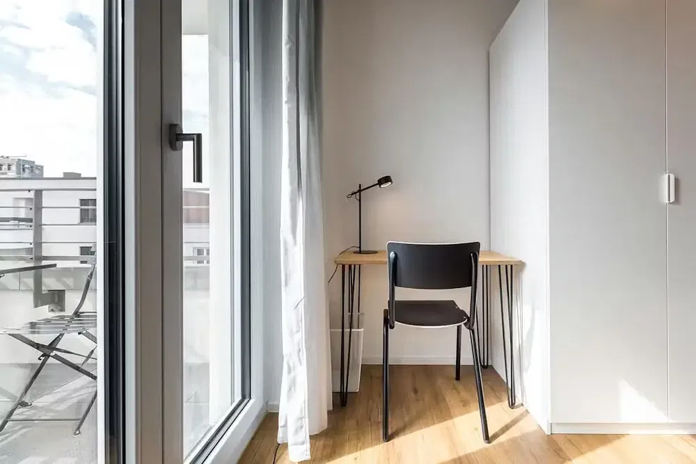 Keuken; keukenapparatuur, houten vloer, natuurlijk licht, moderne stijl