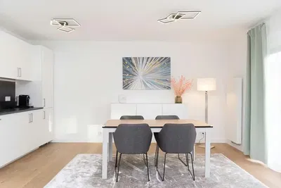 Cocina; electrodomésticos, suelo de madera, luz natural, estilo moderno