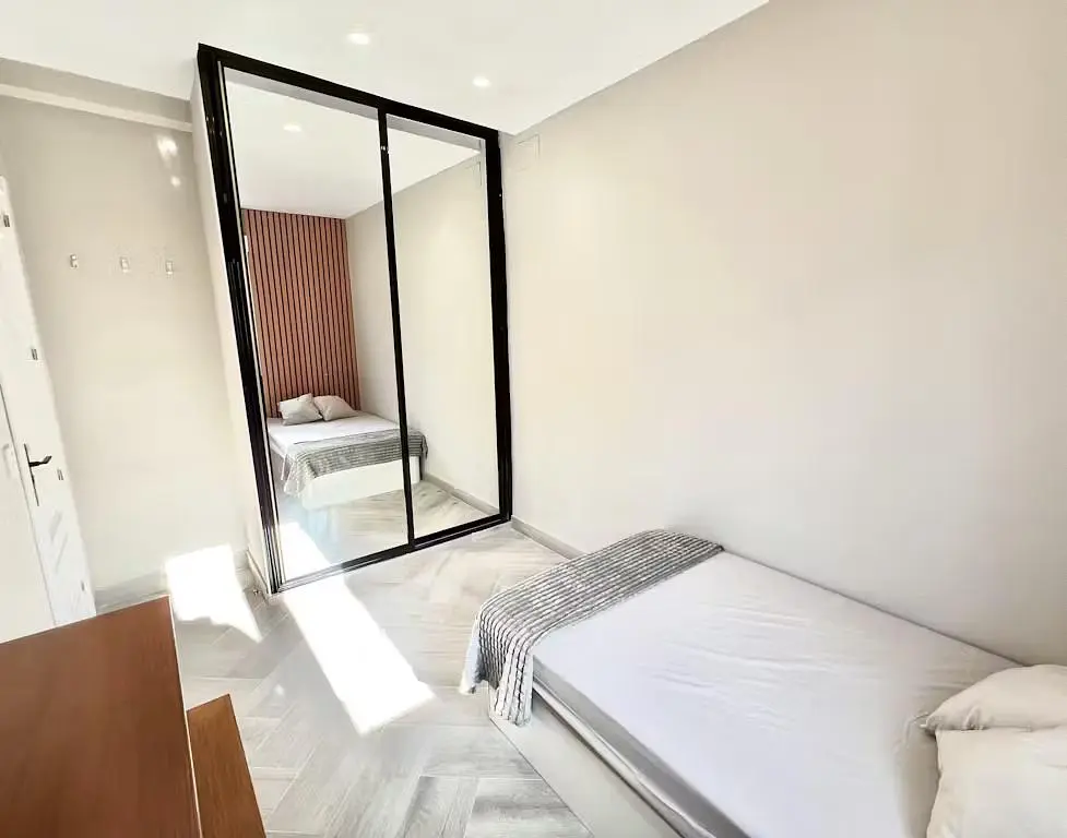 Kuchyňa; kuchynské spotrebiče, drevená podlaha, prirodzené svetlo, moderný štýl