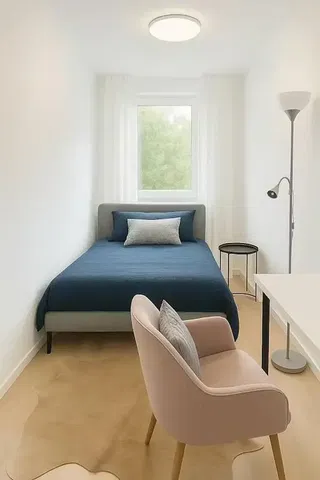 Kuchyňa; kuchynské spotrebiče, drevená podlaha, prirodzené svetlo, moderný štýl