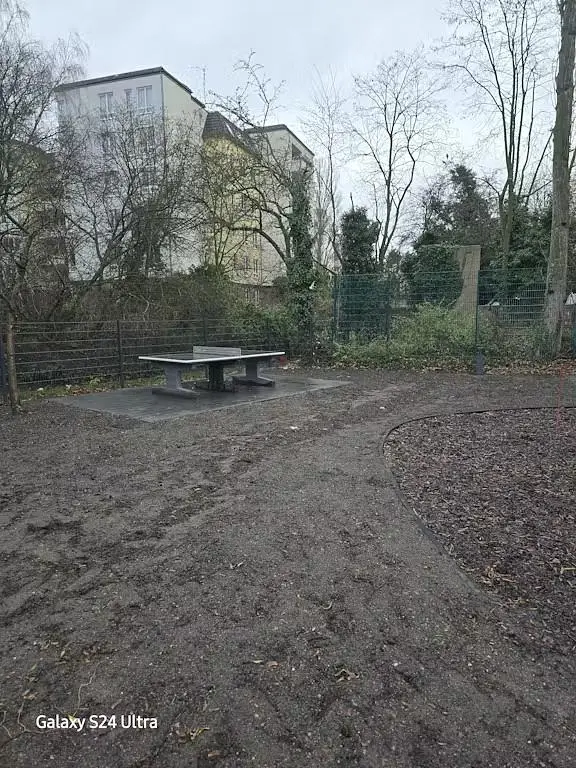 Kuchyňa; kuchynské spotrebiče, drevená podlaha, prirodzené svetlo, moderný štýl