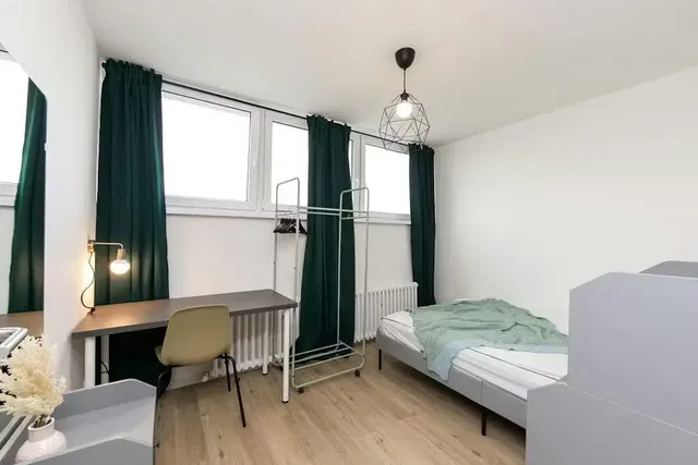 Küche; küchengeräte, holzboden, tageslicht, moderner stil