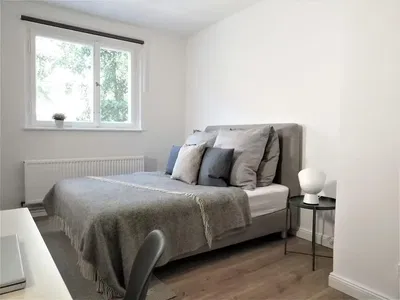 Cucina; elettrodomestici, pavimento in legno, luce naturale, stile moderno