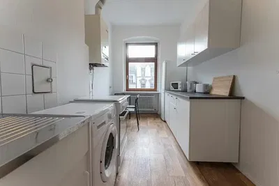 Küche; küchengeräte, holzboden, tageslicht, moderner stil