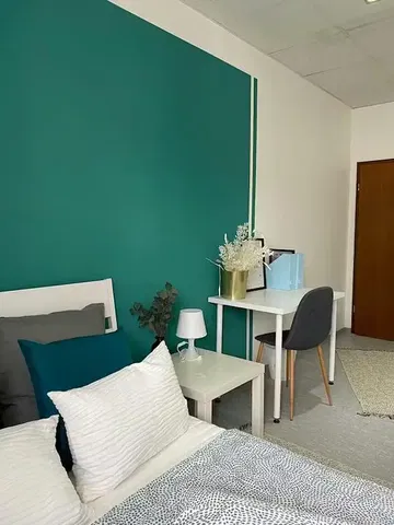 Küche; küchengeräte, holzboden, tageslicht, moderner stil