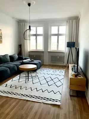 Küche; küchengeräte, holzboden, tageslicht, moderner stil