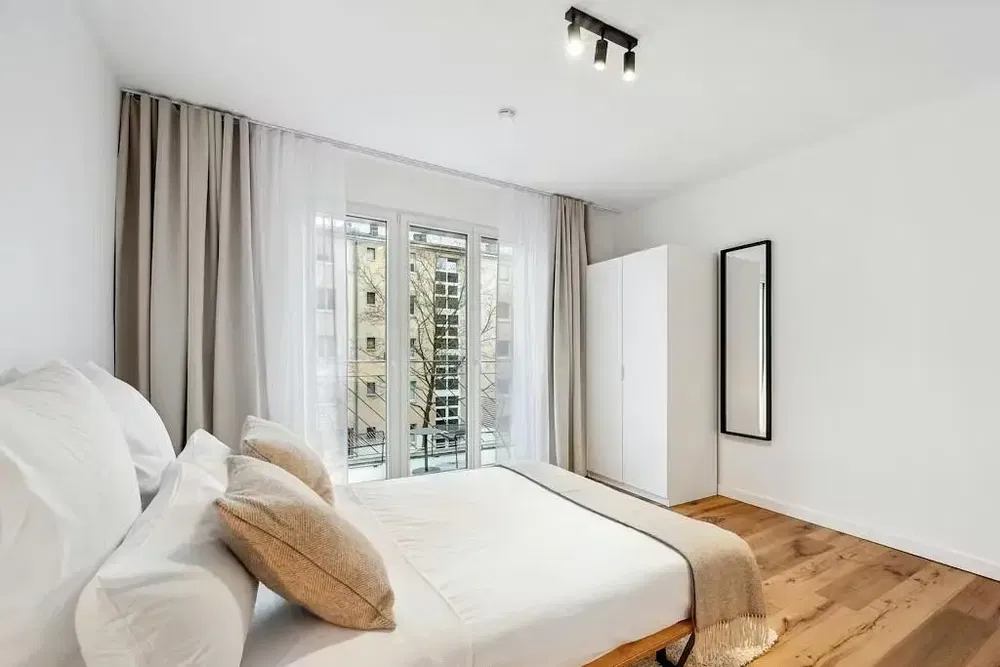 Küche; küchengeräte, holzboden, tageslicht, moderner stil