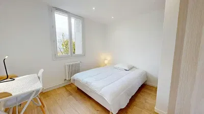 Kuchyně; kuchyňské spotřebiče, dřevěná podlaha, přirozené světlo, moderní styl