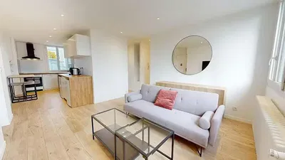 Kuhinja; kućanski aparati, drveni pod, prirodna svjetlost, moderan stil