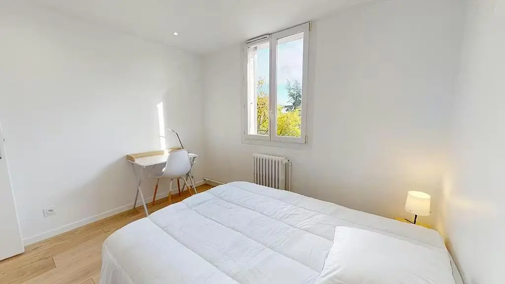 Cuisine; électroménager, parquet, lumière naturelle, style moderne