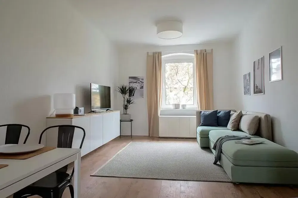 Küche; küchengeräte, holzboden, tageslicht, moderner stil