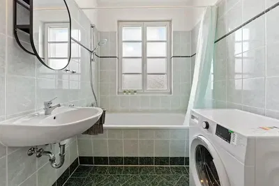 Keuken; keukenapparatuur, houten vloer, natuurlijk licht, moderne stijl