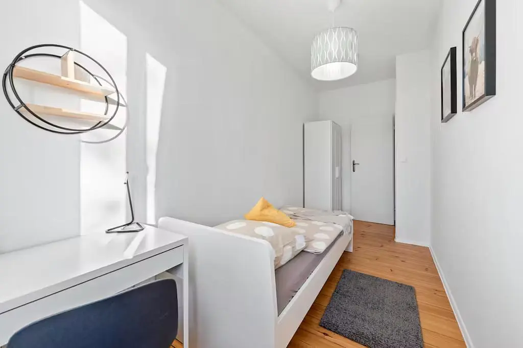 Keuken; keukenapparatuur, houten vloer, natuurlijk licht, moderne stijl