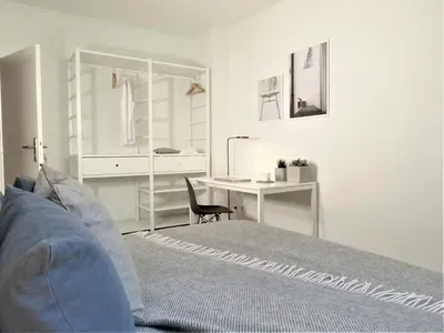 Cucina; elettrodomestici, pavimento in legno, luce naturale, stile moderno