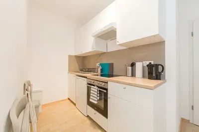 Cuisine; électroménager, parquet, lumière naturelle, style moderne