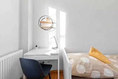 Keuken; keukenapparatuur, houten vloer, natuurlijk licht, moderne stijl