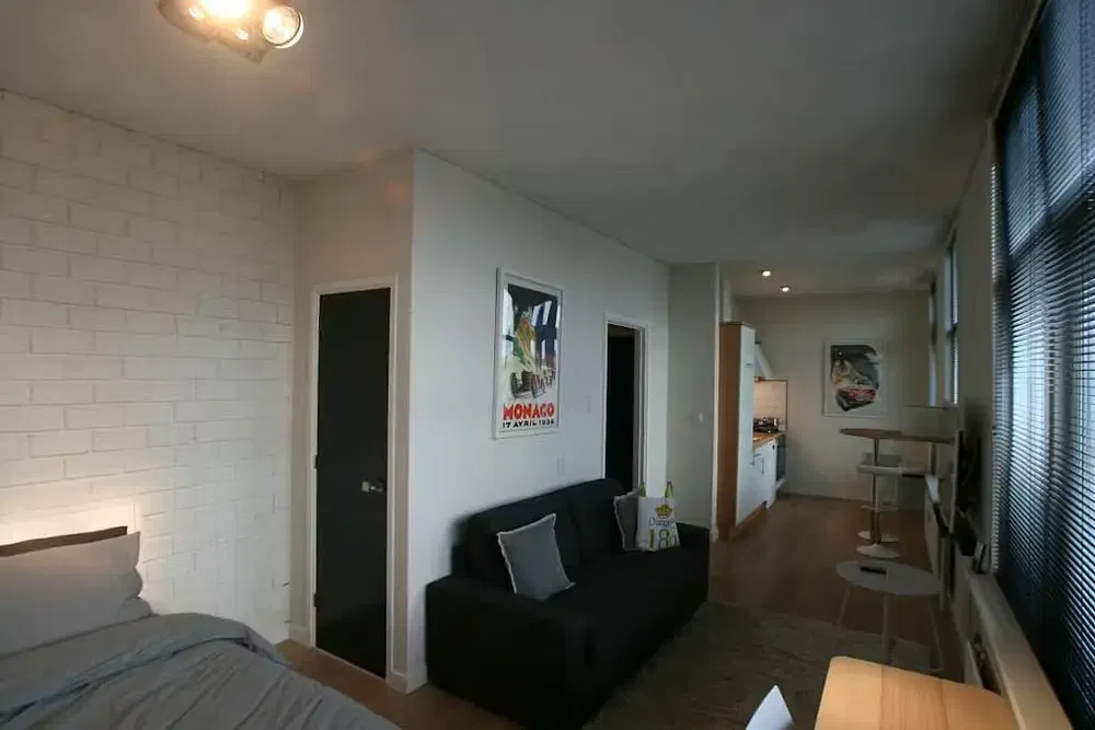 Cuisine; électroménager, parquet, lumière naturelle, style moderne