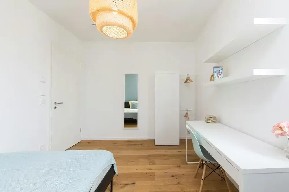 Cuisine; électroménager, parquet, lumière naturelle, style moderne