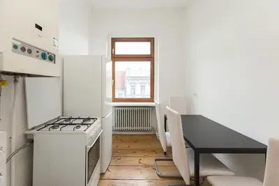 Küche; küchengeräte, fliesenboden, tageslicht, moderner stil