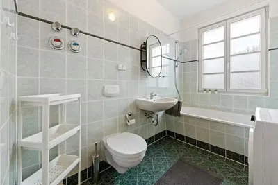 Keuken; keukenapparatuur, houten vloer, natuurlijk licht, moderne stijl