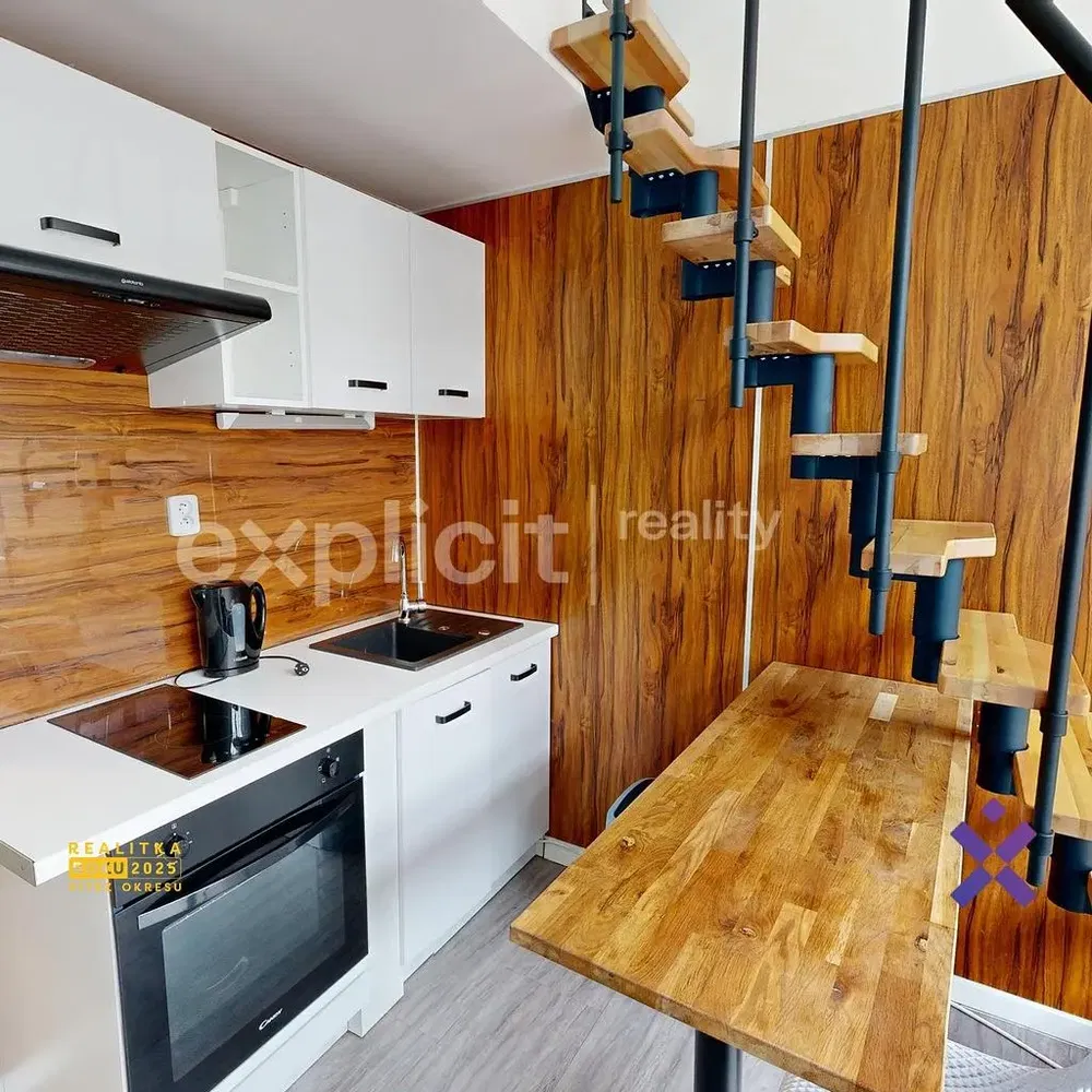 Кухня; кухненски уреди, дървен под, естествена светлина, модерен стил