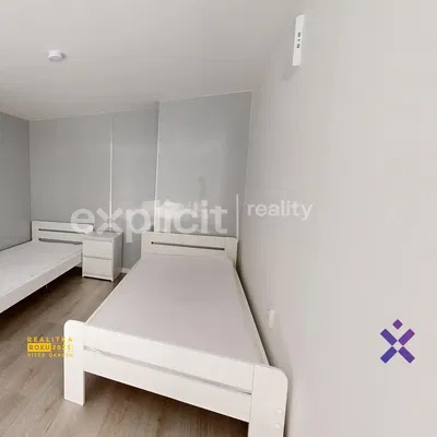 Кухня; кухненски уреди, дървен под, естествена светлина, модерен стил