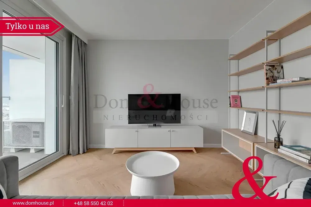 Кухиња; кухињски апарати, дрвени под, природно светло, модерни стил