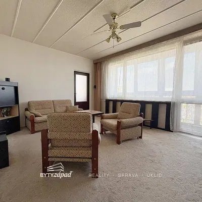 Sala de estar; chão de madeira, luz natural, estilo moderno