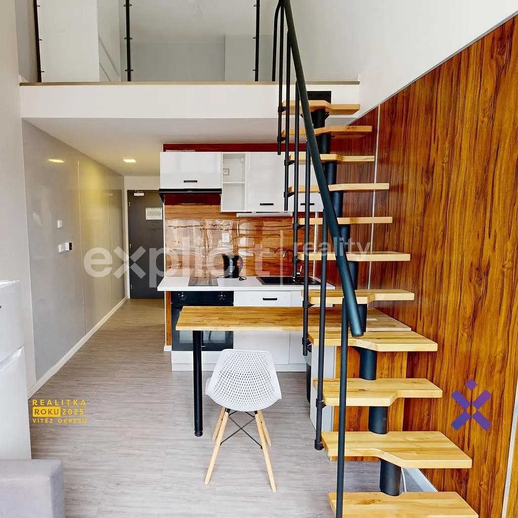 Кухня; кухненски уреди, дървен под, естествена светлина, модерен стил