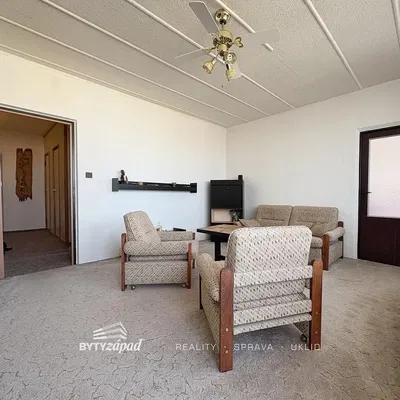 Cozinha; eletrodomésticos, chão de madeira, luz natural, estilo moderno