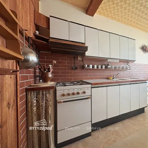 Кухня; кухненски уреди, дървен под, естествена светлина, модерен стил