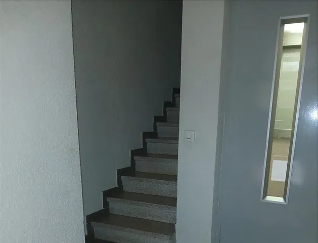 Keuken; keukenapparatuur, houten vloer, natuurlijk licht, moderne stijl