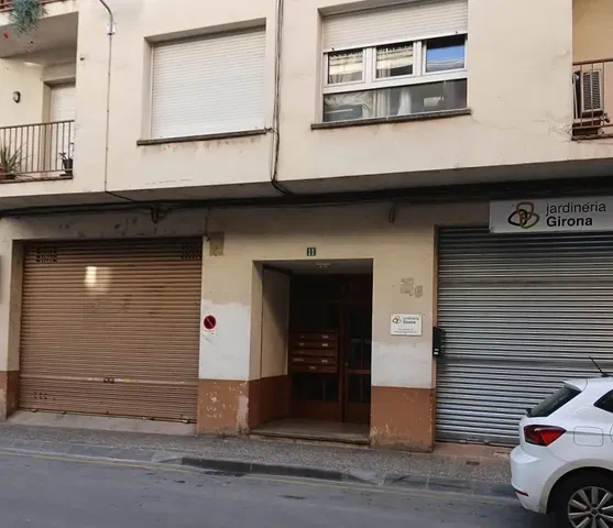 Keuken; keukenapparatuur, houten vloer, natuurlijk licht, moderne stijl