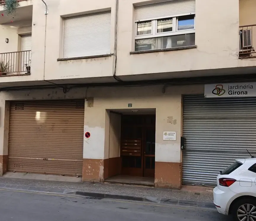 Keuken; keukenapparatuur, houten vloer, natuurlijk licht, moderne stijl