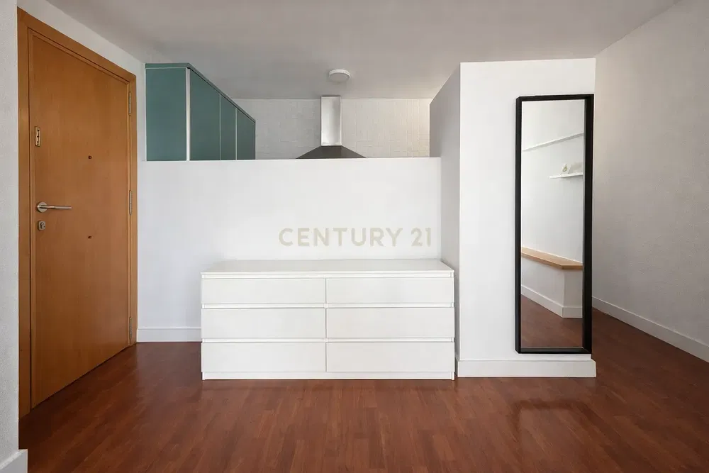 Keuken; keukenapparatuur, houten vloer, natuurlijk licht, moderne stijl