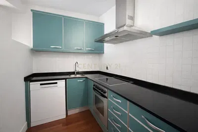 Σαλόνι; ξύλινο πάτωμα, φυσικό φως, μοντέρνο στυλ