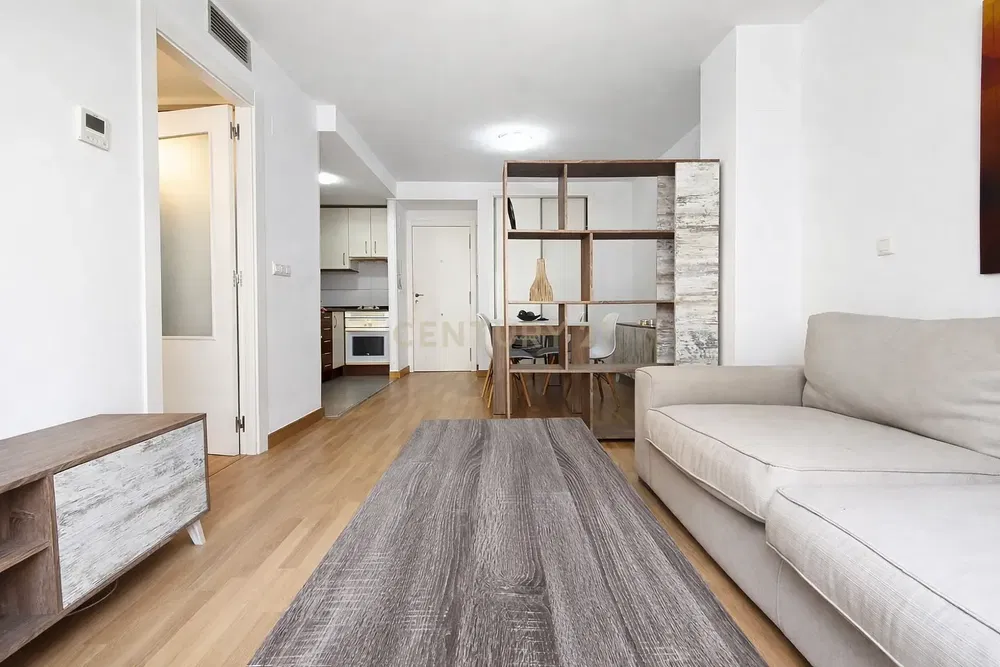 Woonkamer; houten vloer, natuurlijk licht, moderne stijl