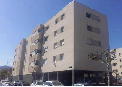 Kuchyně; kuchyňské spotřebiče, dřevěná podlaha, přirozené světlo, moderní styl