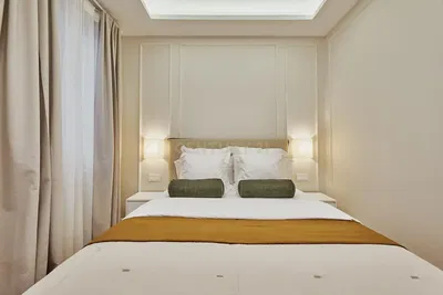 Kuchyňa; kuchynské spotrebiče, drevená podlaha, prirodzené svetlo, moderný štýl