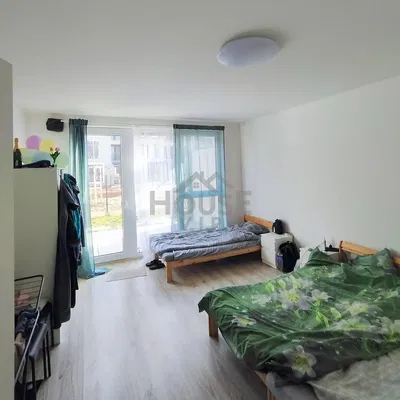 Kuchyně; kuchyňské spotřebiče, dřevěná podlaha, přirozené světlo, moderní styl