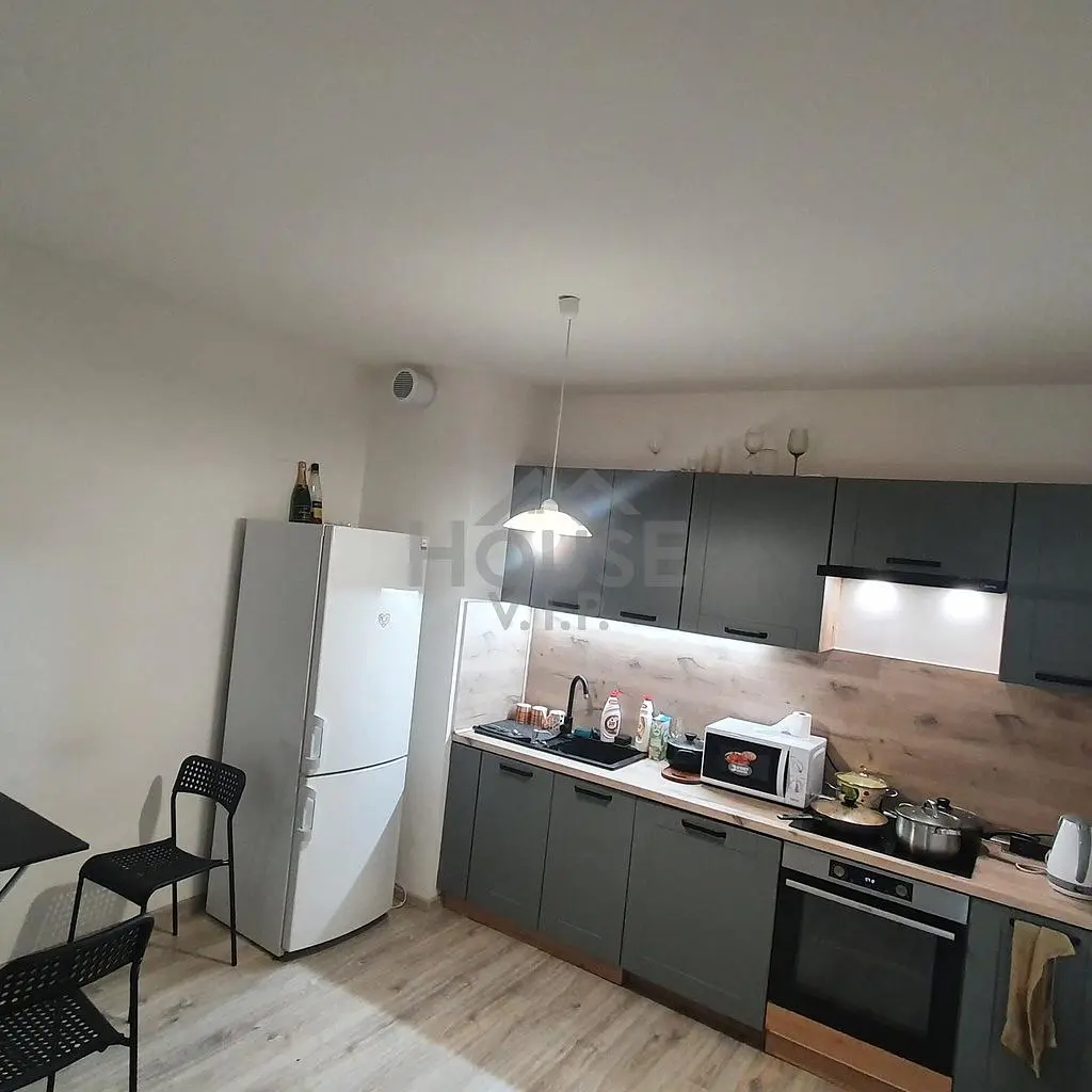 Kuchyně; kuchyňské spotřebiče, dřevěná podlaha, přirozené světlo, moderní styl