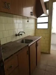 Cozinha; eletrodomésticos, chão de madeira, luz natural, estilo moderno