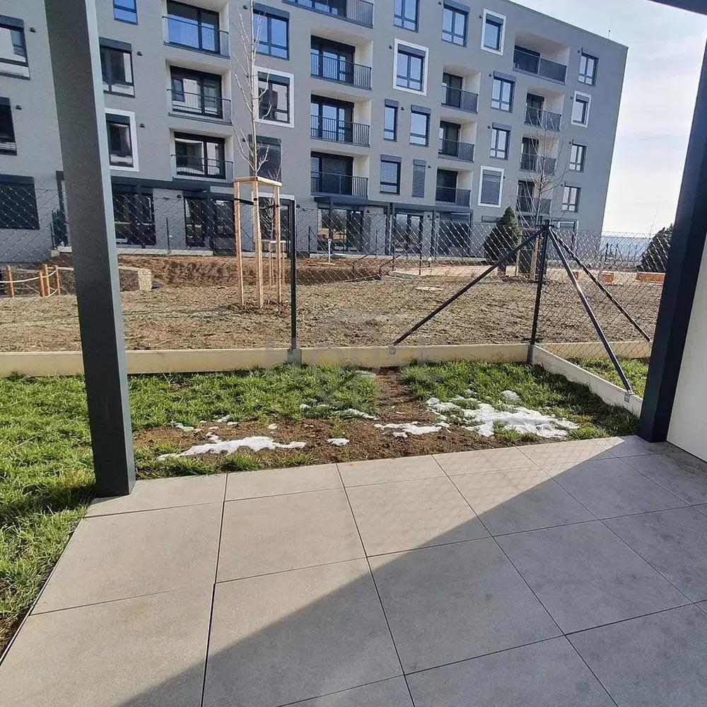 Kuchyně; kuchyňské spotřebiče, dřevěná podlaha, přirozené světlo, moderní styl