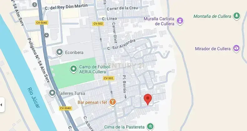 Kuchyně; kuchyňské spotřebiče, dřevěná podlaha, přirozené světlo, moderní styl