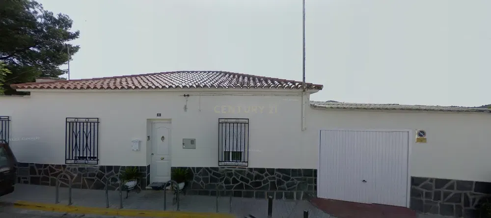 Κουζίνα; συσκευές κουζίνας, ξύλινο πάτωμα, φυσικό φως, μοντέρνο στυλ