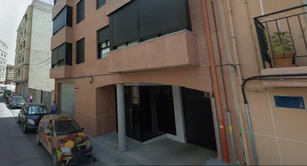 Kuchyně; kuchyňské spotřebiče, dřevěná podlaha, přirozené světlo, moderní styl