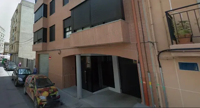 Kuchyně; kuchyňské spotřebiče, dřevěná podlaha, přirozené světlo, moderní styl