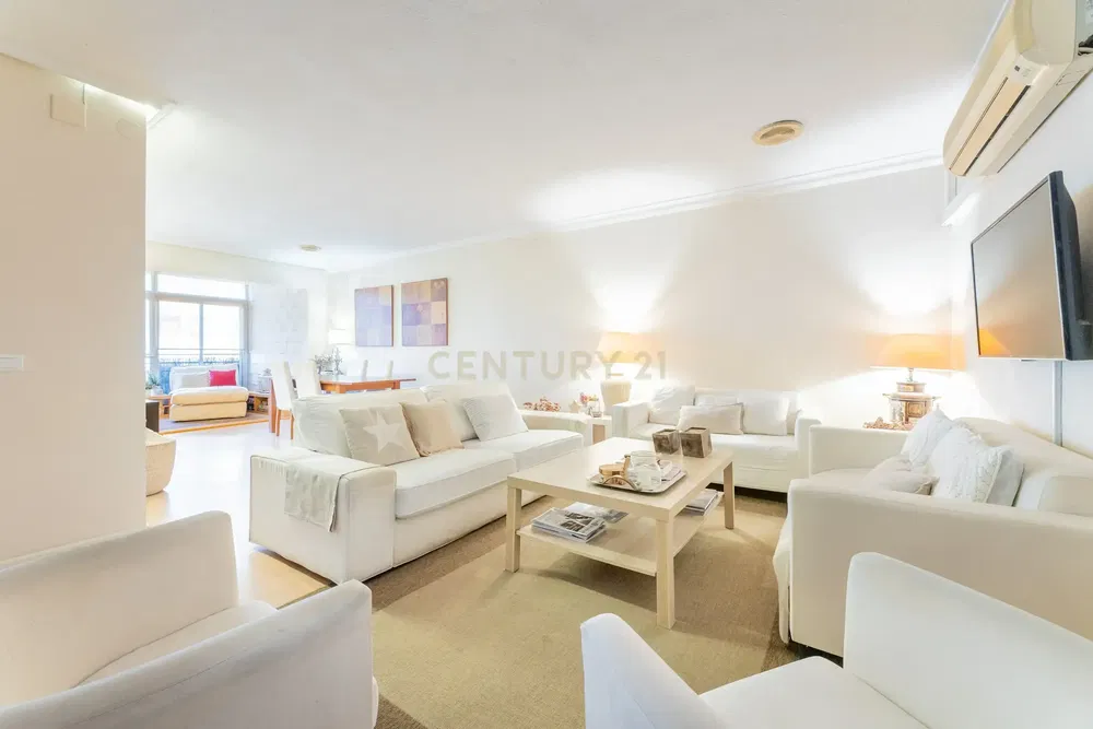 Κουζίνα; συσκευές κουζίνας, πλακάκια, φυσικό φως, μοντέρνο στυλ