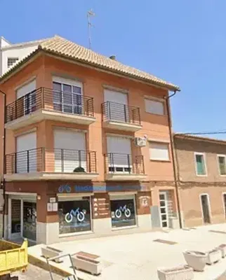 Kuchyně; kuchyňské spotřebiče, dřevěná podlaha, přirozené světlo, moderní styl