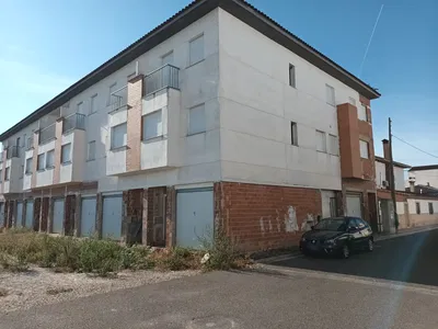 Kuchyňa; kuchynské spotrebiče, drevená podlaha, prirodzené svetlo, moderný štýl